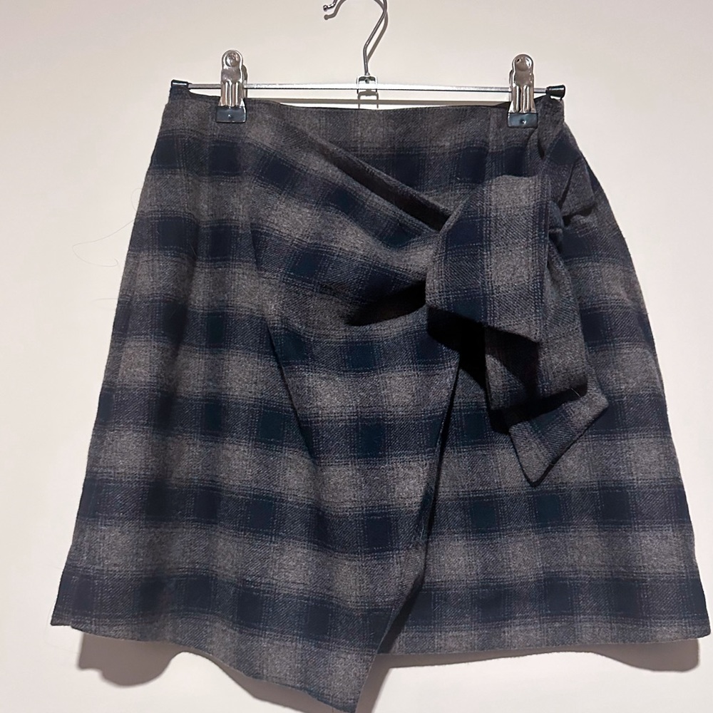 Aritzia Wilfred New Wrap Front Skirt in Charcoal/Black Fade Plaid